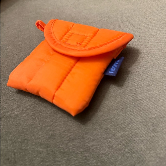 BAGGU Orange AirPod case - Picture 2 of 6